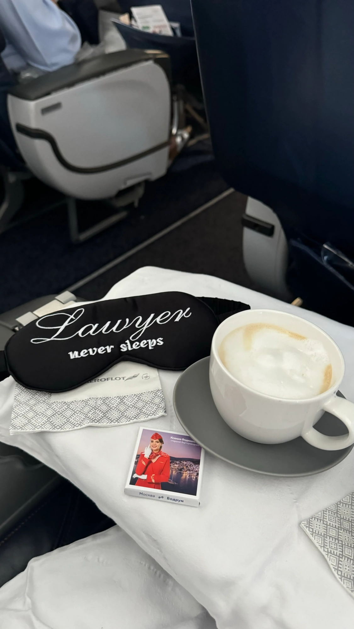 Маска для сна из натурального шелка Lawyers never sleep